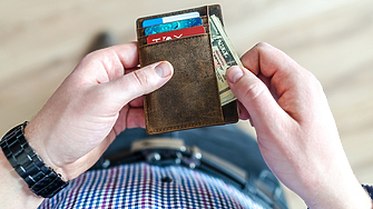 Служителите губят стотици хиляди левове от заплата в плик