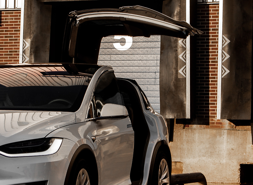 Къща в Нова Зеландия се продава с допълнителен бонус - чисто нова Tesla