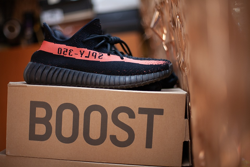 Adidas ще продължи да продава моделите на Кание Уест, но без името Yeezy