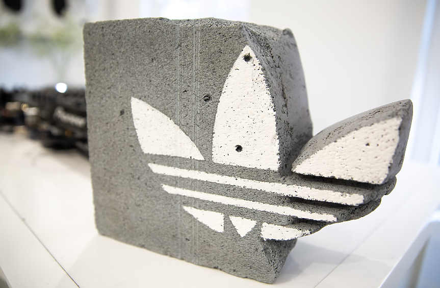 Adidas разполага със стока под марката Yeezy за над €500 млн.