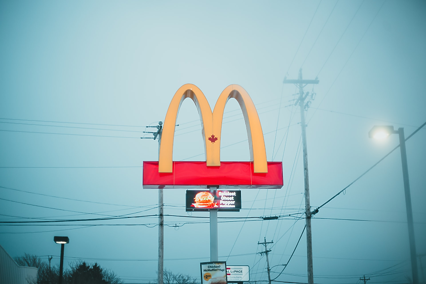 Мъж получи погрешка $5 000 от McDonald's. Върна ги и взе награда