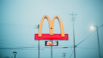 Мъж получи погрешка $5 000 от McDonald's. Върна ги и взе награда