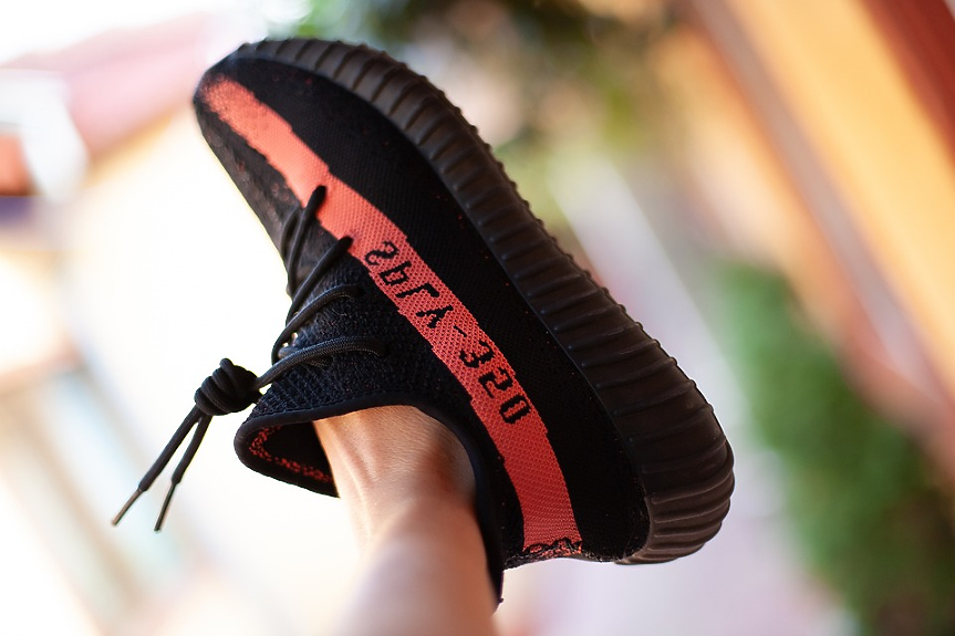 Adidas с предупреждение за непродадените стокови запаси от марката Yeezy