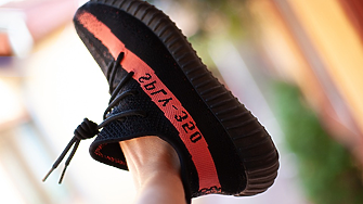Adidas с предупреждение за непродадените стокови запаси от марката Yeezy