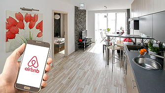 Какво ще правят със своите $22 млрд. кеш Booking и Airbnb?