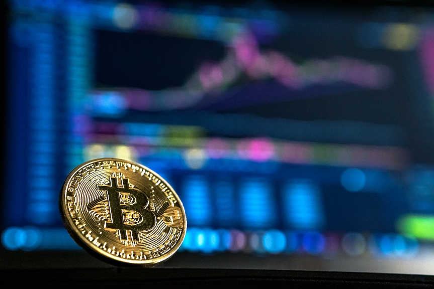 Напук на щатските регулатори: Биткойнът поскъпва с 11%
