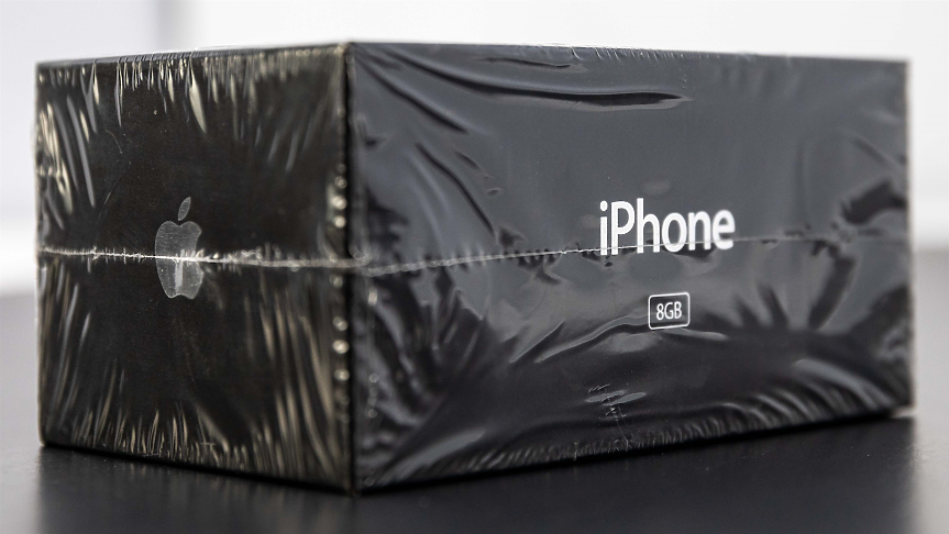 Продадоха на търг първо поколение iPhone за над $63 000