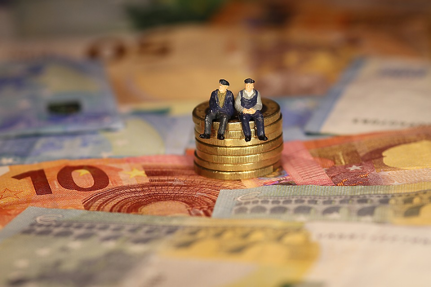 От 1 април: Преизчисляват служебно пенсиите на 336 000 работещи пенсионери