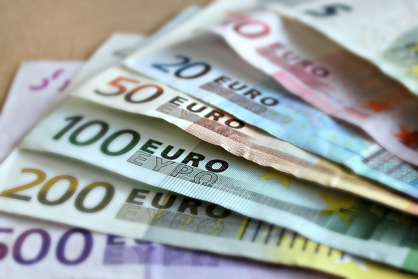 Футболист даде 10 000 евро бакшиш на сервитьорка