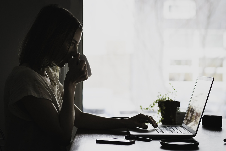 Каква част от младите европейци работят, докато учат?