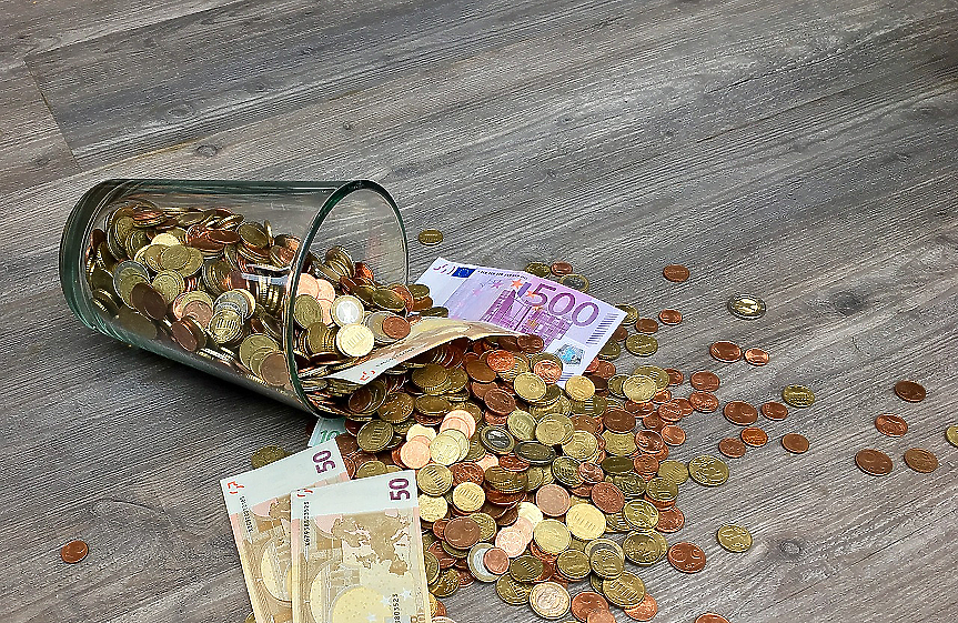 Вдигат минималната заплата с по 100 лева годишно