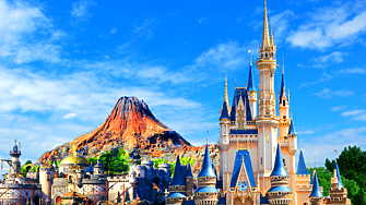 Милиардер заведе 1 000 служители и децата им в Disney