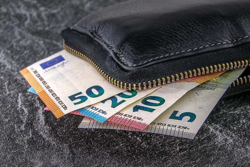 МВФ: Заплатите в Източна Европа растат твърде бързо