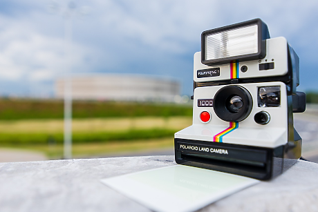 28.11.1948 г.: Стартират продажбите на фотоапарата Polaroid