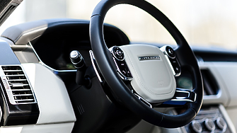 Продават Range Rover, каран от кралица Елизабет II
