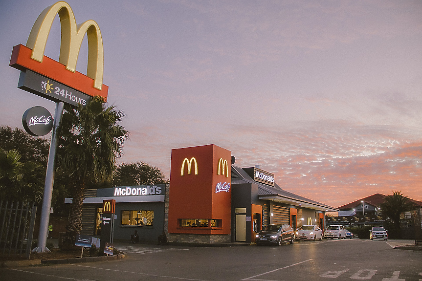 McDonald’s отвръща на Starbucks с извънземен робот- сърфист