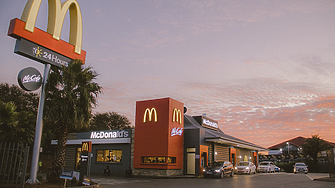 McDonald’s отвръща на Starbucks с извънземен робот- сърфист 