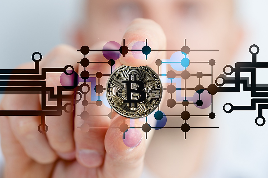 Биткойнът поевтиня до седемседмично дъно