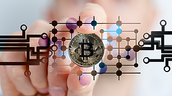 Биткойнът поевтиня до седемседмично дъно
