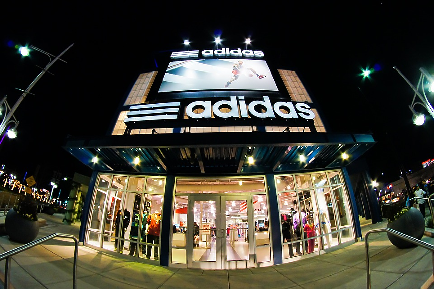 Шефът на Adidas дал телефонния си номер на 60 000 служители