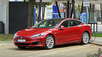 Колко получават служителите във фабриките на Tesla? 