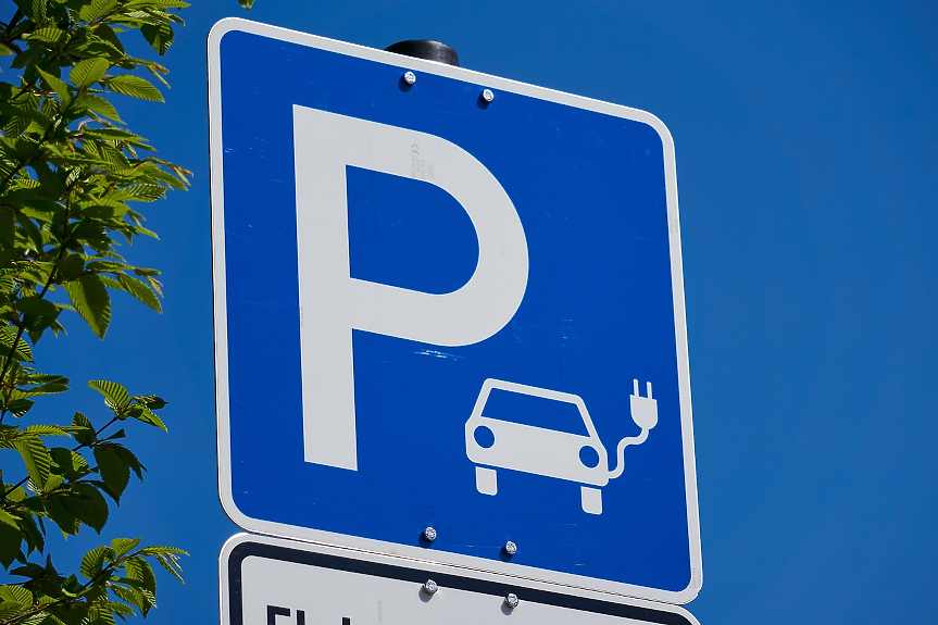 Китайски EV производител наема 4 000 служители и ще инвестира в AI