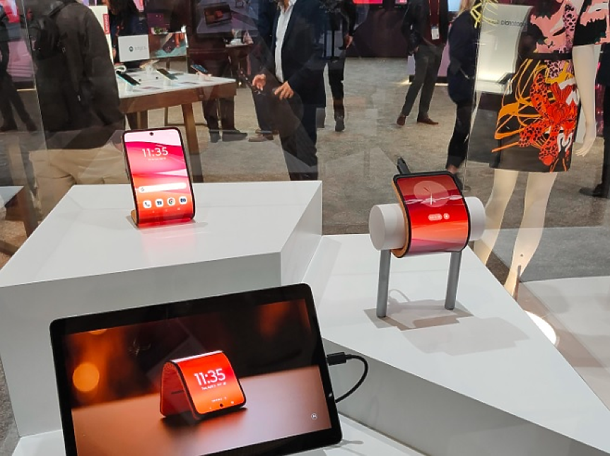 Най-новото от MWC: Смартфон, който се увива около китката и лаптоп с прозрачен дисплей