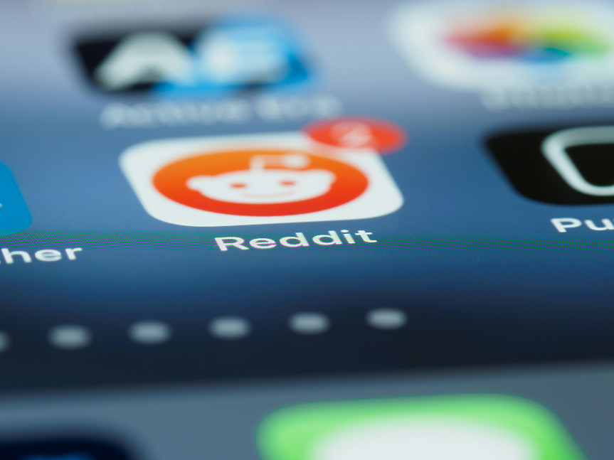 Reddit дебютира на борсата с пазарна оценка от близо $6.5 млрд.