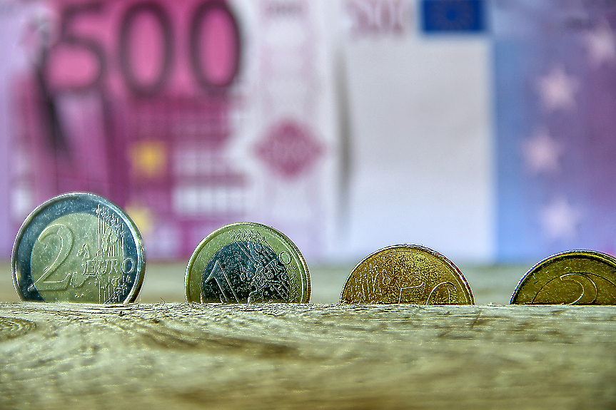 Цените на едро падат с над 9% за година