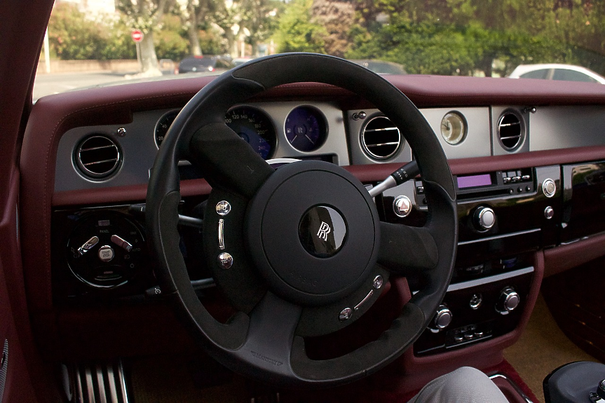 Затвор за мъж, подправил подписа на майка си, за да продаде нейния Rolls-Royce