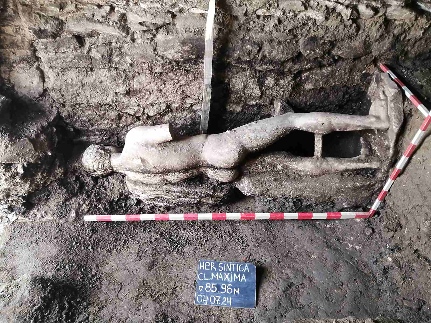 Огромна статуя, вероятно на Хермес, откриха в Хераклея Синтика