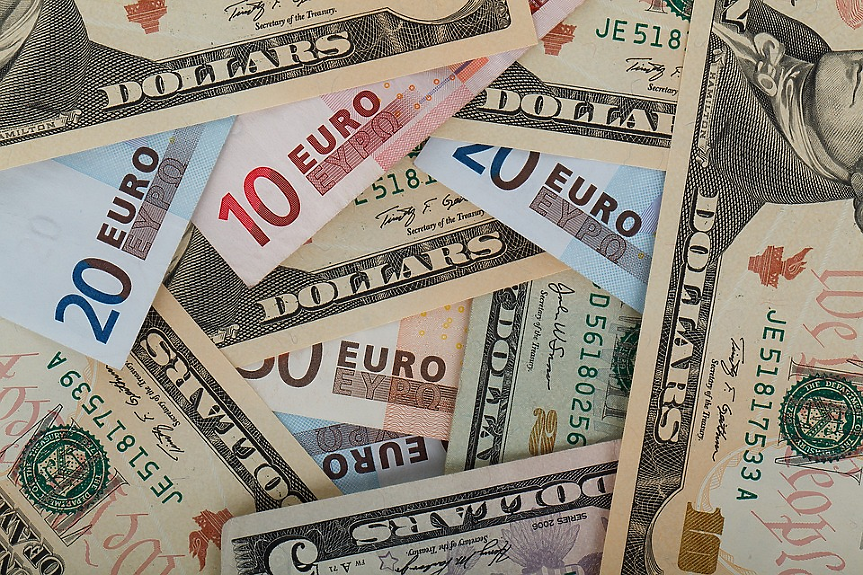 Въпреки санкциите: До Русия достигат банкноти в $ и € за милиарди