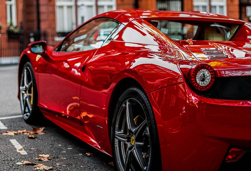 Как Ferrari успява да доминира на пазара на луксозни коли?