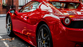 Как Ferrari успява да доминира на пазара на луксозни коли?