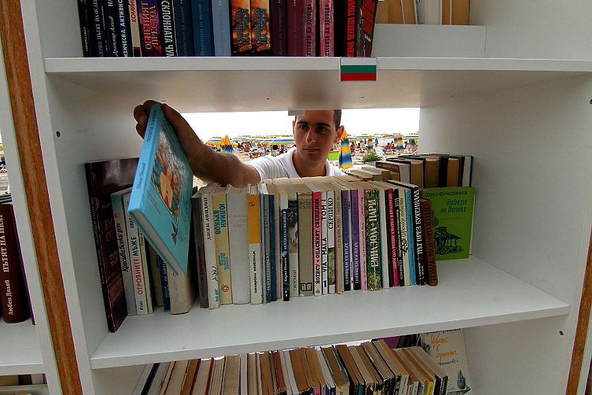 Ще се наложи ли да се препечатат кориците на всички книги с цена, изписана в лева?