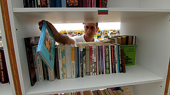 Ще се наложи ли да се препечатат кориците на всички книги с цена, изписана в лева?