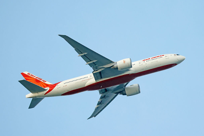 Задръстена с парцали канализация на самолет върна обратно полет на Air India в Чикаго