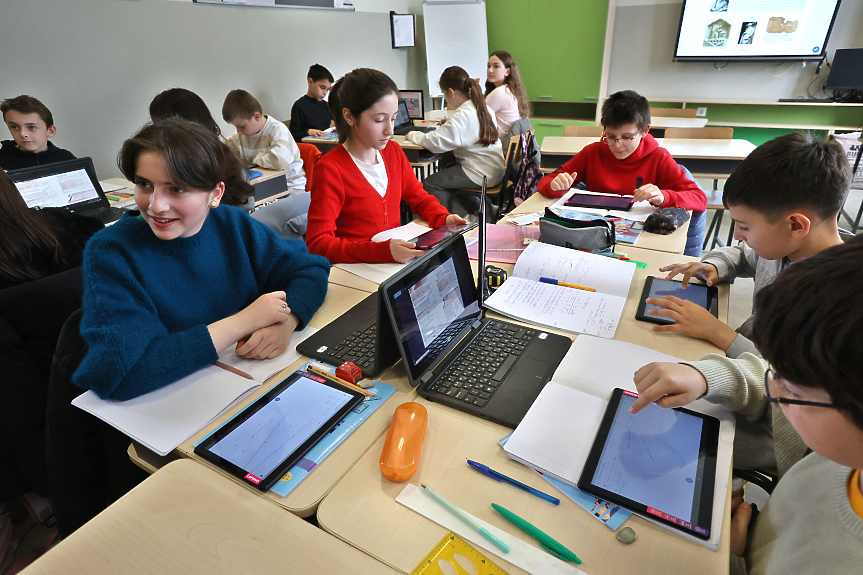 Изградиха първите сто училищни STEM центъра