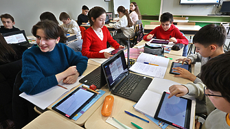 Изградиха първите сто училищни STEM центъра