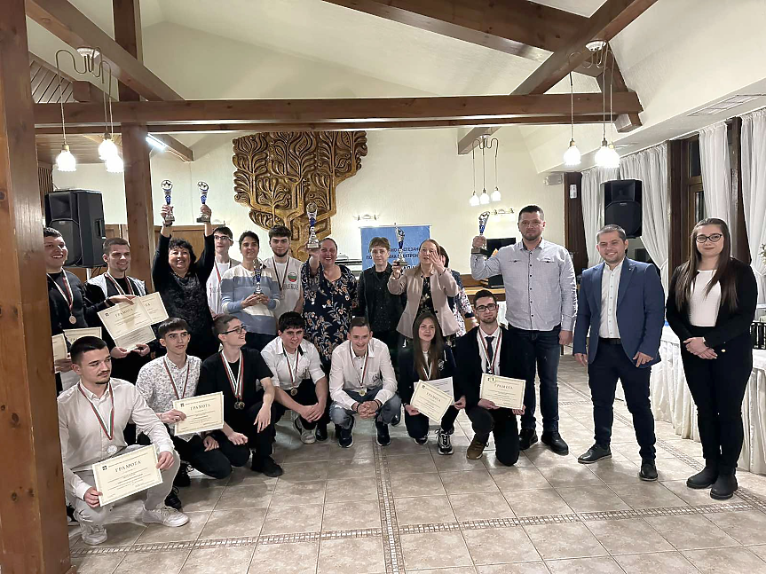 Електронни щурци правиха ученици на състезание по приложна електроника