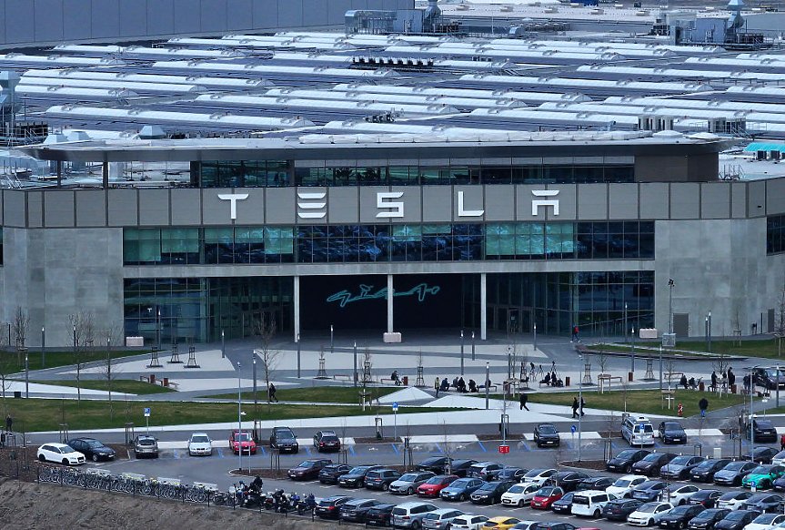 На фона на спад в глобалните продажби: Tesla се цели в богатата на петрол Саудитска Арабия