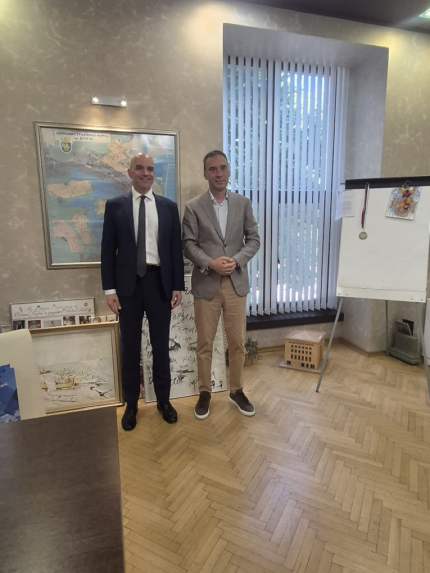 Кметът на Бургас Димитър Николов и посланикът на Обединеното кралство в България Натанаел Копси