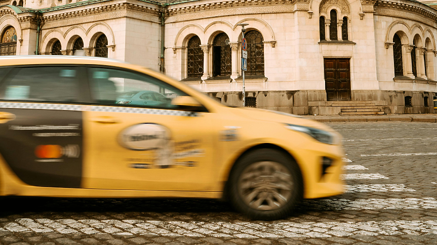 Без бележка в лева и евро: Какъв е проблемът с апаратите на такситата?