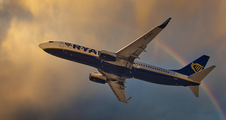 Ryanair вдига бонусите на служителите за засичане на наднормен багаж