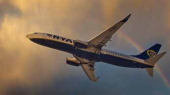 Ryanair вдига бонусите на служителите за засичане на наднормен багаж