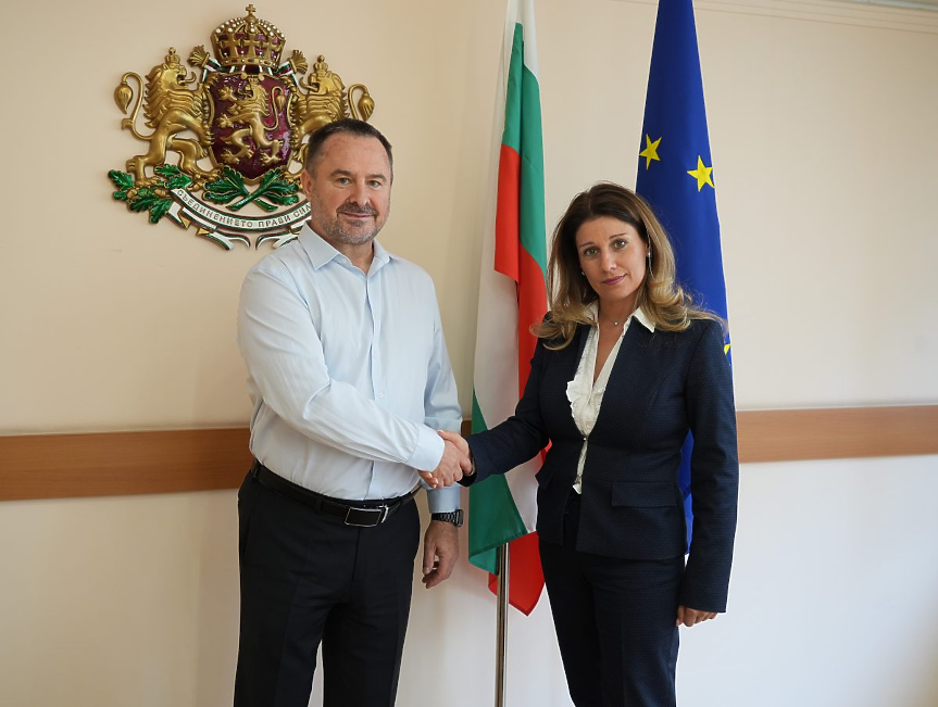 Среща на заместник-министъра на икономиката и индустрията Невена Лазарова с Росен Русев управител на „Неона“ ООД; ©Министерство на икономиката и индустрията