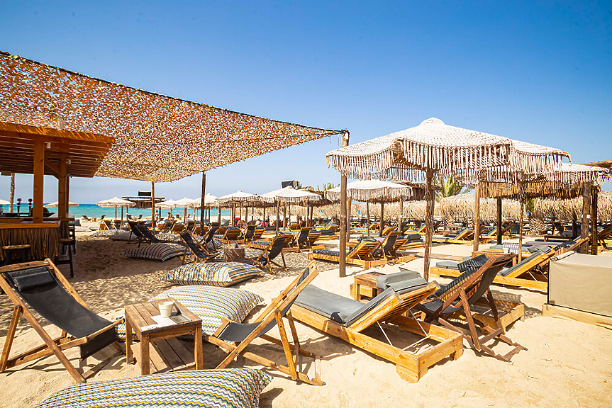 Колко струва ден на най-големия бийч бар в Гърция?