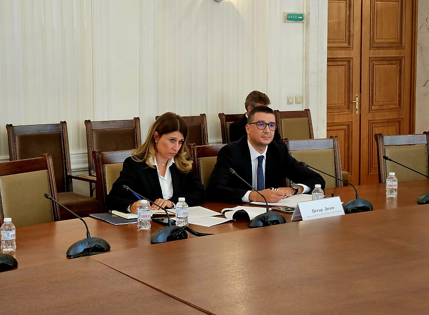 Министърът на икономиката и индустрията Петър Дилов по време на изслушване в парламентарната Комисия по икономическа политика и иновации; ©Министерство на икономиката и индустрията