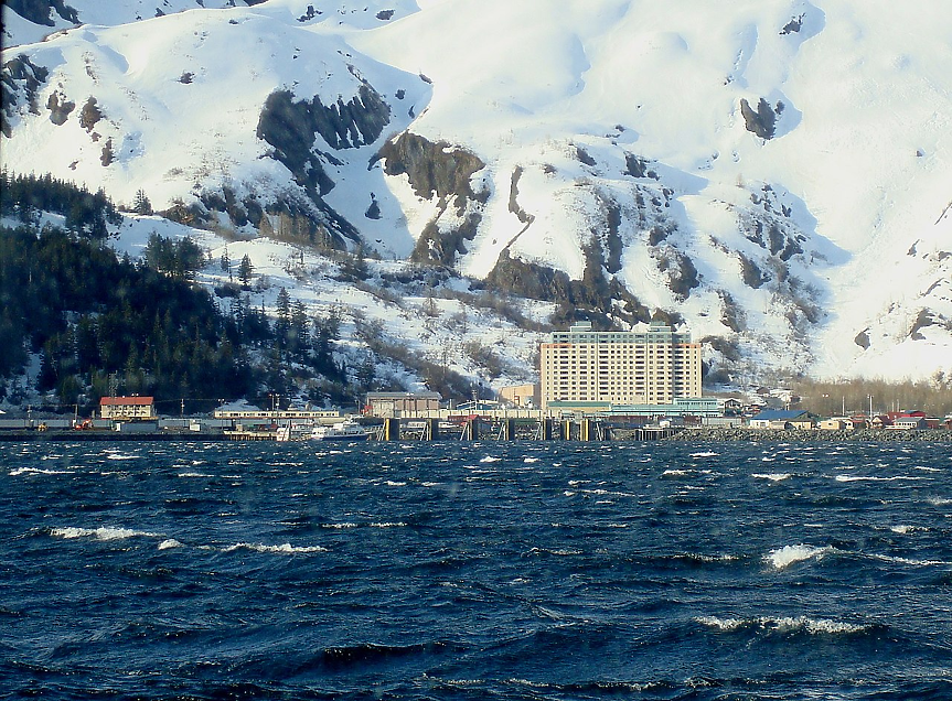 В този град в Аляска всички жители живеят в една сграда. Защо? 
