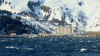 В този град в Аляска всички жители живеят в една сграда. Защо? 